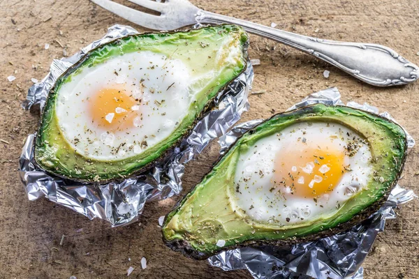 Ovo de galinha assado em abacate. Deliciosa refeição . — Fotografia de Stock