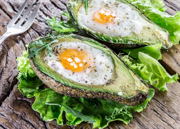 Chicken egg baked in avocado. Delicious meal. — Stock Photo, Image