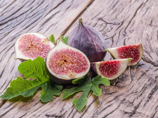 Frutos de figo maduros na mesa de madeira . — Fotografia de Stock