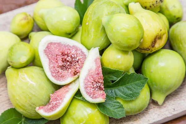 Mogna fikon frukt på trä bordet. — Stockfoto