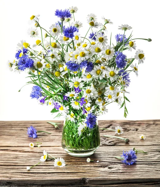Kytice chamomiles a chrpy v váza na dřevěným — Stock fotografie