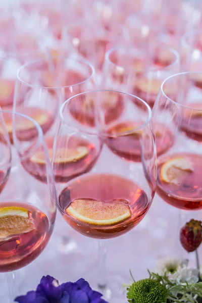 Glazen wijn. Feestzaal service. — Stockfoto