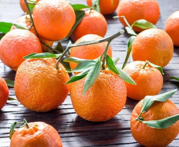 Tangerinas maduras na mesa de madeira . — Fotografia de Stock