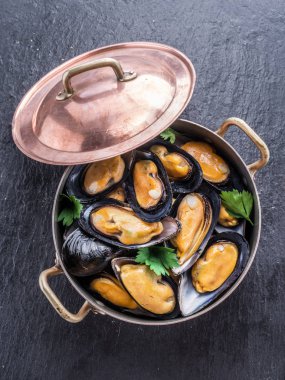 Midye grafit zemin üzerine bakır tavada.