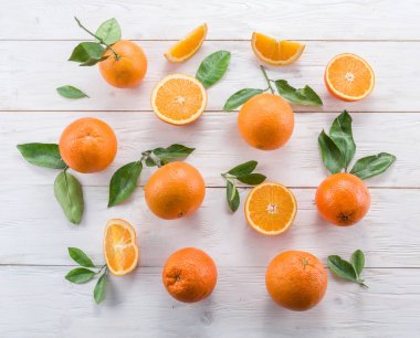 Beyaz ahşap masa üzerinde olgunlaşmış portakal.