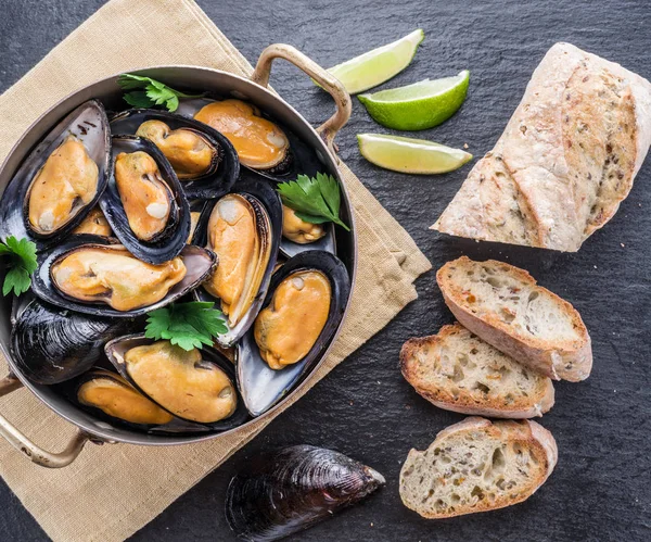 Mejillones en bandeja de cobre sobre fondo de grafito . — Foto de Stock