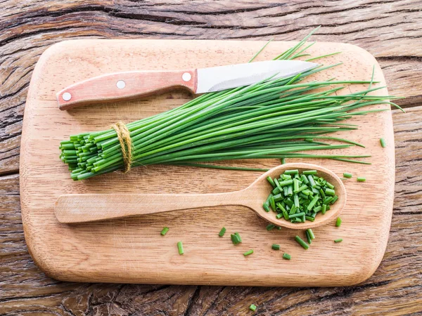 Oignon vert sur la table en bois . — Photo