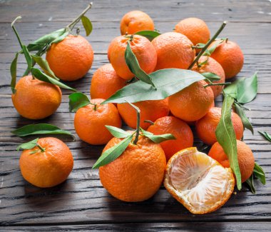 Ahşap masa üzerinde olgunlaşmış mandalina. 