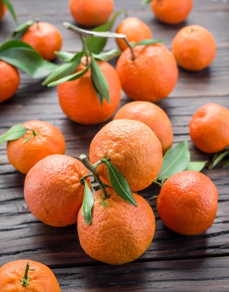 Tangerinas maduras na mesa de madeira . — Fotografia de Stock