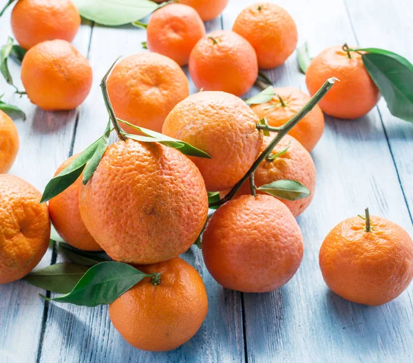 Ripe tangerines on wooden table. — Stock Photo, Image