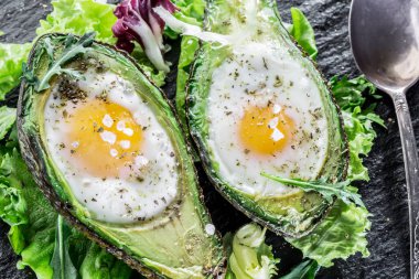 Avokado içinde pişmiş tavuk yumurta.