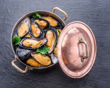 Midye grafit zemin üzerine bakır tavada.