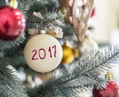 Noel top üzerinde yazılı 2017. Noel ve yeni yıl soyut. 