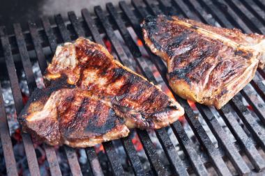 Kavrulmuş T-bone steak Barbekü üzerinde.