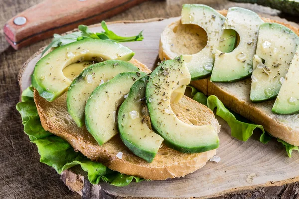 Sandvich con aguacate .. —  Fotos de Stock