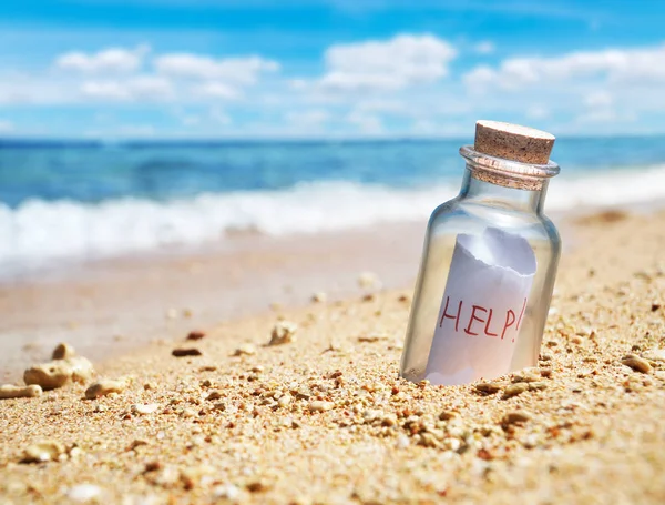 Butelka z komunikat pomocy w wierszu puste wybrzeże. — Zdjęcie stockowe