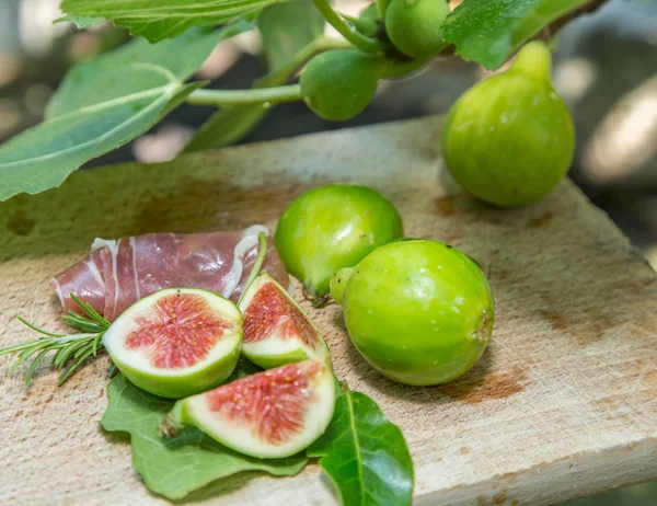 Olgun incir meyve ve pastırma veya prosciutto. D eşlik etmek için gıda