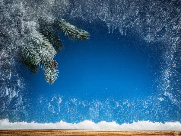 Fenster eingefroren und Weihnachtsbaum im Schnee dagegen. — Stockfoto