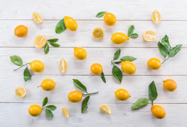 白の木製のテーブルに熟したレモンの果実. — ストック写真