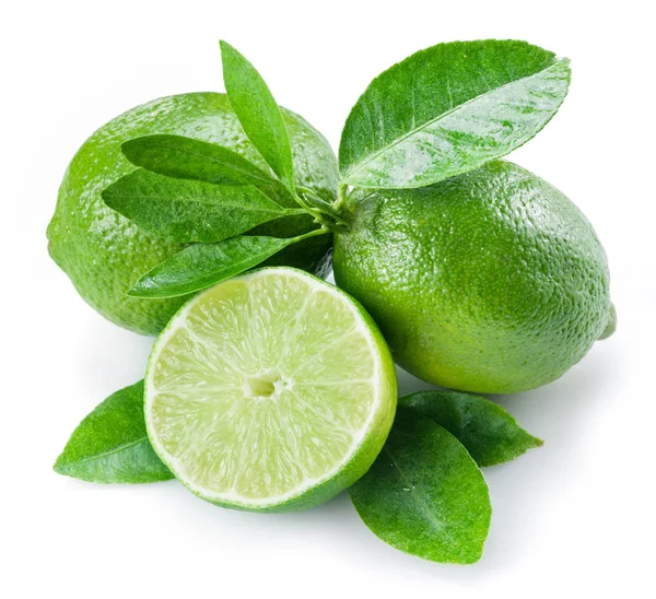 Fruits de lime mûrs avec une moitié de citron vert sur le fond blanc . — Photo