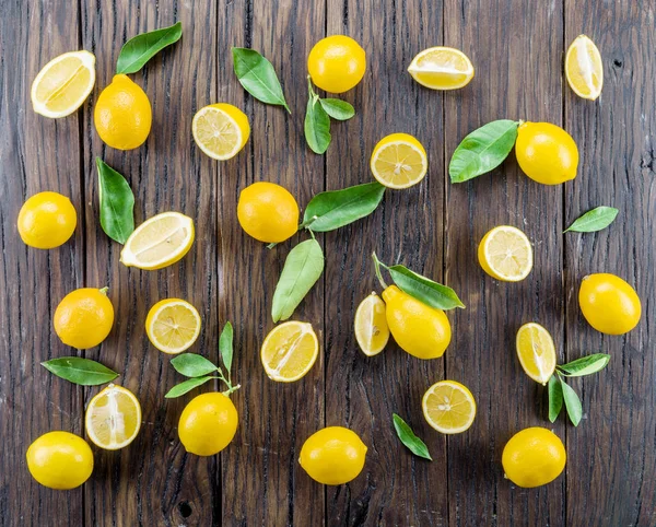 Ripe lemons on the wooden table. — Stock Photo, Image