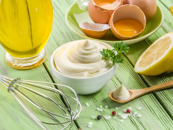 Natürliche Mayonnaise-Zutaten und die Sauce selbst. — Stockfoto