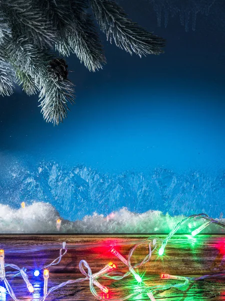 Kerstverlichting en bevroren venster. Kerstmis achtergrond. — Stockfoto