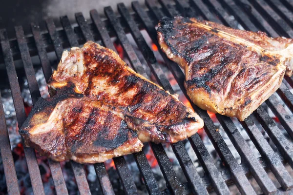 Geroosterde T-bone steak op de barbecue. — Stockfoto