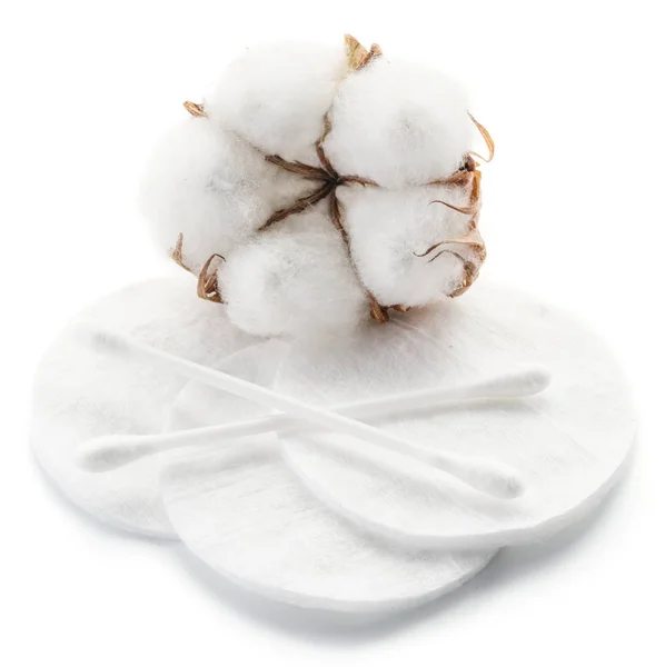 Bola de algodão macio e cotonetes e almofadas de algodão . — Fotografia de Stock
