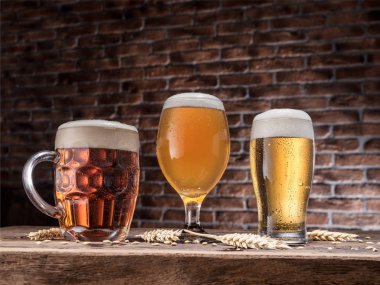 Farklı bardak bira ahşap tablo.