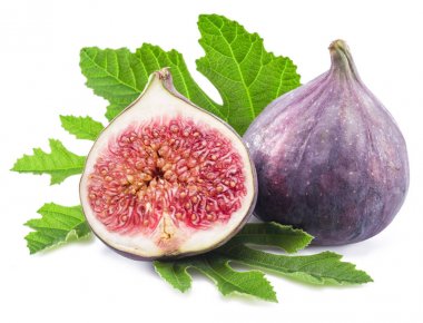 Beyaz arka planda olgun incir meyveleri.