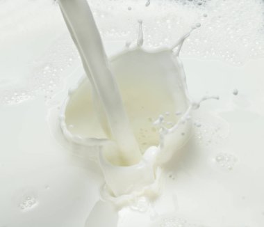 Süt ve süt splash dökme. Yakın çekim.