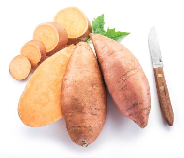 Tatlı patates. Beyaz bir arka plan üzerinde izole.