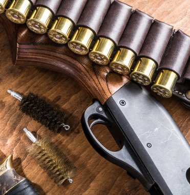 Pompa eylem av tüfeği, 12 kalibre kartuş ve av bıçağı.