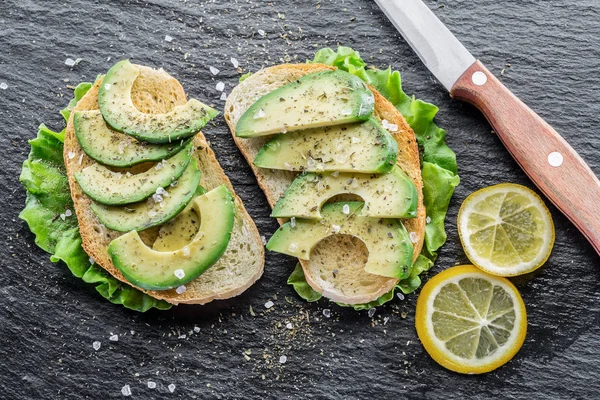 Avokado sandvishes. Üstten Görünüm.