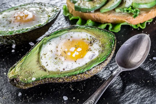 Huevo Chiken respaldado en aguacate . — Foto de stock gratis