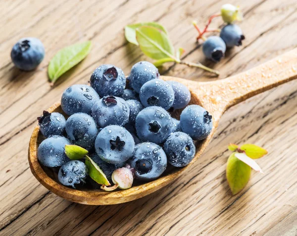 Blaubeeren im Kochlöffel auf dem Tisch. — Stockfoto