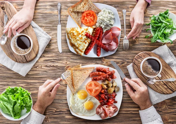 Geleneksel kahvaltı evde.