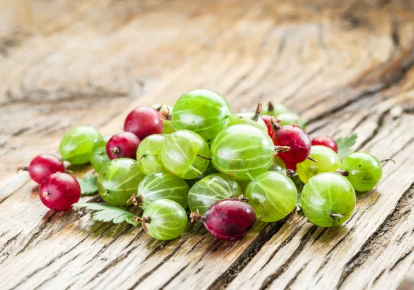 Kruisbessen op de houten tafel. — Stockfoto