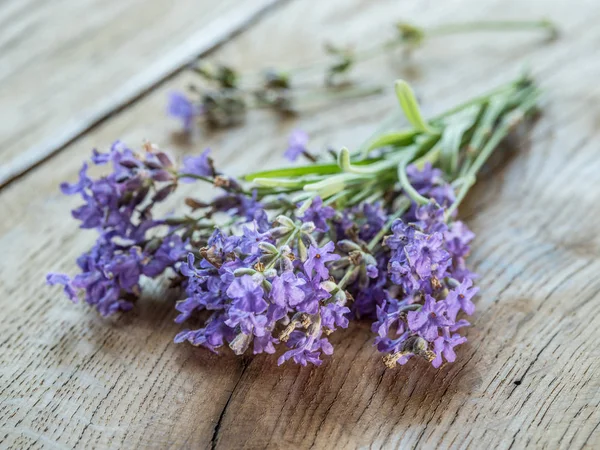 Lavandula of lavendel bloemen op de houten achtergrond. — Stockfoto