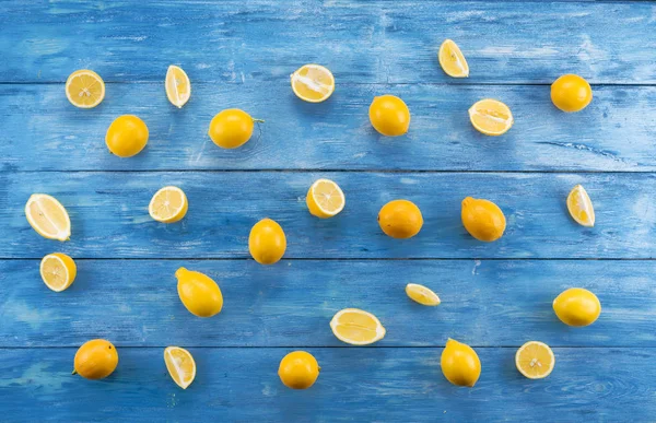 Ripe lemons on the blue wooden table. — Stock Photo, Image