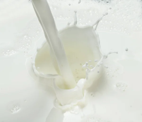 Gieten melk en melk splash. Close-up. — Stockfoto