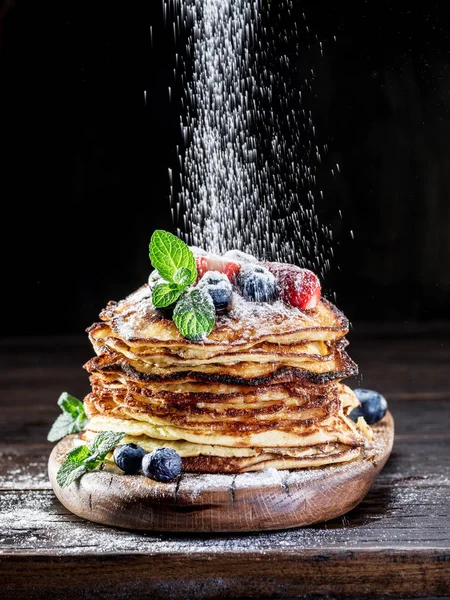 taze çilek ile Pancakes.