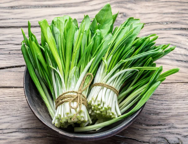 Unga färsk ramslök på tabellen trä. — Stockfoto