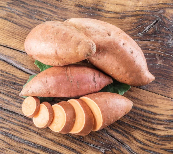 Tahta masadaki tatlı patatesler.