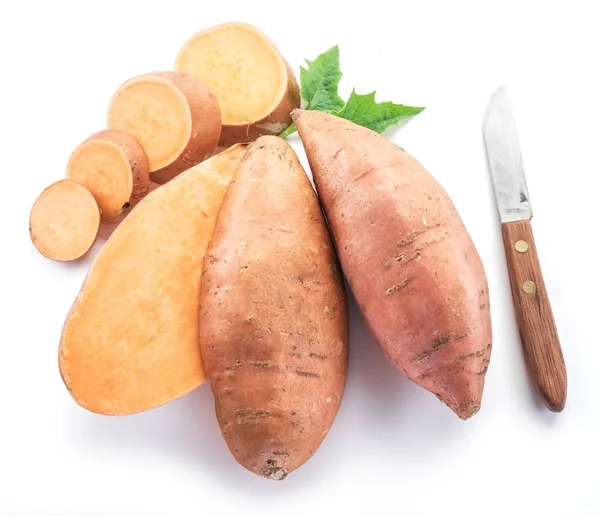 Zoete aardappel. Geïsoleerd op een witte achtergrond. — Stockfoto