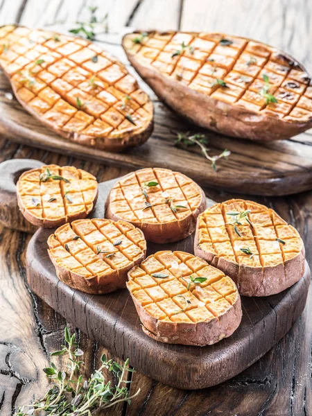 Gebakken batata op oude houten tafel. — Stockfoto