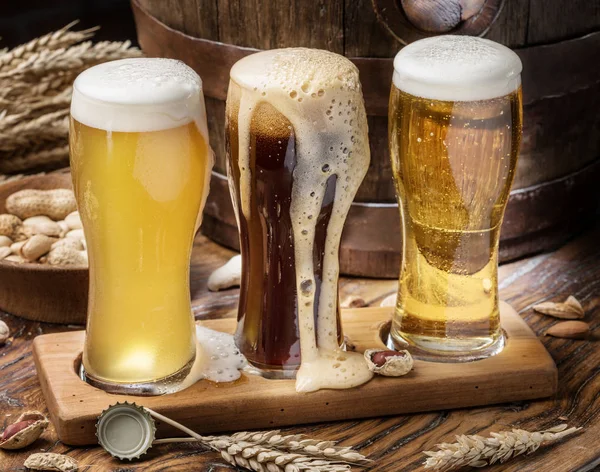 Gözlük bira ve ahşap masa snacks.