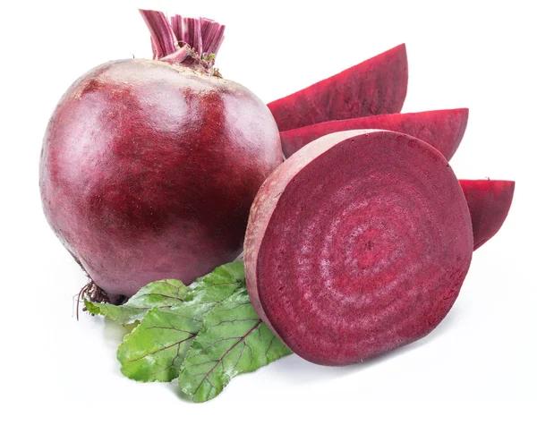 Beyaz arka planda kırmızı pancar veya pancar. 