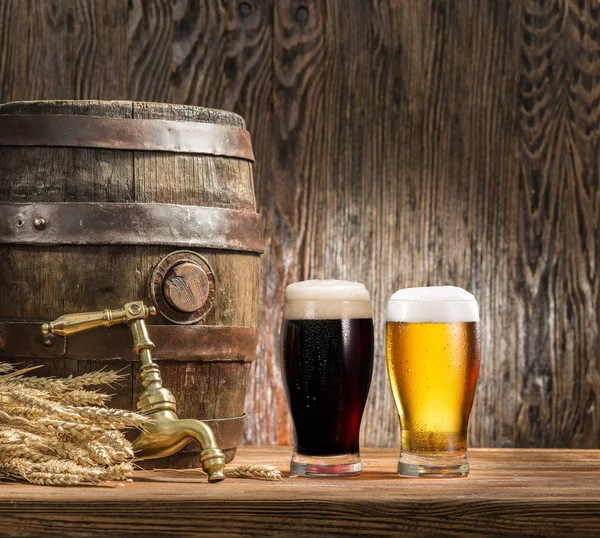 Bicchieri di birra e botte di birra sul tavolo di legno. Frumento saraceno — Foto Stock